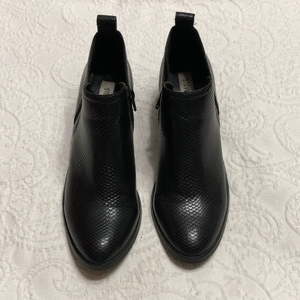 Steve Madden Size 8.5M Black Heel Ankle Booties Snake Embossed Texture